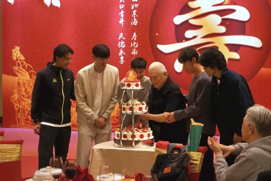 了解ag贵宾会拥有2000多名自主研发人员