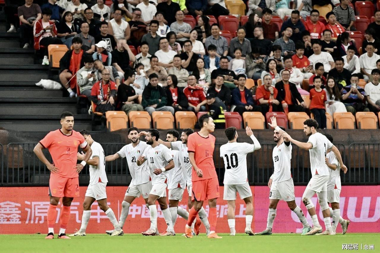 国足刚输0-5！中国足球小将日本夺冠 国庆节在日本高举五星红旗